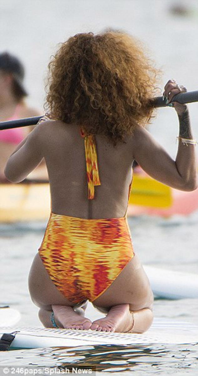 Η Rihanna καβάλα στο κανό της παλαβώνει την Καραϊβική εικόνες.