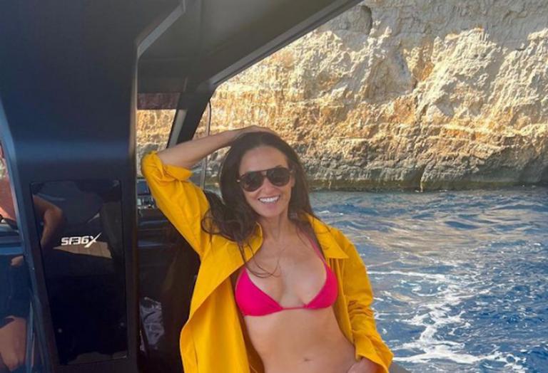 H Demi Moore κάνει διακοπές στην Ελλάδα και ποζάρει με μπικίνι [εικόνες] - Κεντρική Εικόνα