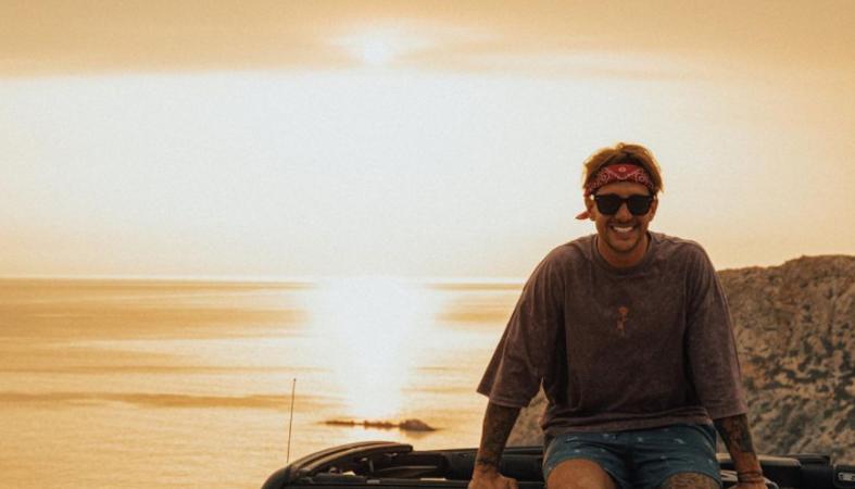 Ο Ηλίας Μπόγδανος ποζάρει με τη σύντροφό του στην Τήνο [εικόνες] - Κεντρική Εικόνα