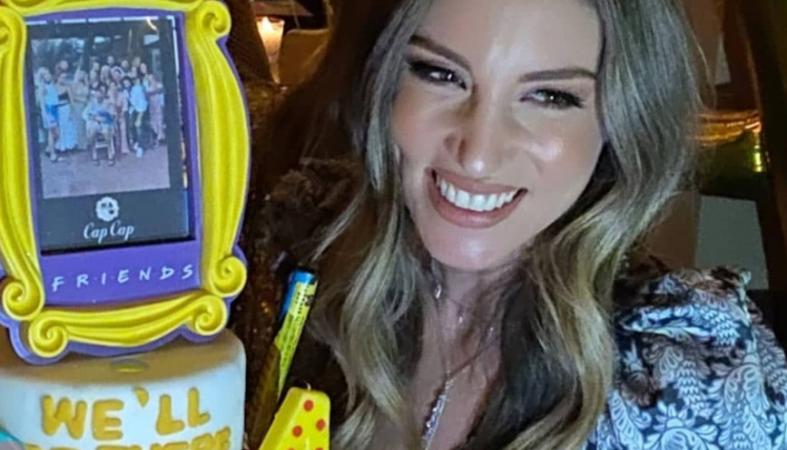 Η Αθηνά Οικονομάκου έχει γενέθλια και τα γιόρτασε με τούρτα Friends - Κεντρική Εικόνα Η Αθηνά Οικονομάκου έχει γενέθλια και τα γιόρτασε με τούρτα Friends - Κεντρική Εικόνα