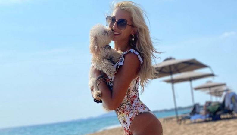 Η Σπυροπούλου πόζαρε τόπλες φορώντας τζιν και τρέλανε τους φαν της - Κεντρική Εικόνα Η Σπυροπούλου πόζαρε τόπλες φορώντας τζιν και τρέλανε τους φαν της - Κεντρική Εικόνα