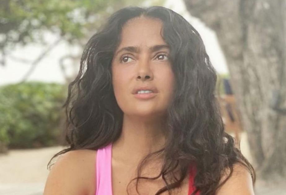 H 53xronh Salma Hayek Pozarei Abafh Me Mpikini Kai Deixnei Efhbh Eikones Sigmalive Magazine