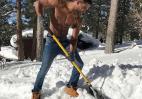 Το φτυάρισμα χιονιού είναι μια "σκληρή" άσκηση που απαιτεί όμως προσοχή  - Κεντρική Εικόνα