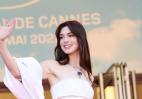 Αποθεώνουν την Anne Hathaway για τα 7 outfits που έβαλε στις Κάννες  - Κεντρική Εικόνα
