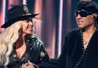 Viral η στιγμή που ο "θρύλος" Stevie Wonder βραβεύει τη Beyonce [βίντεο] - Κεντρική Εικόνα